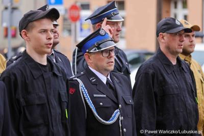 Uroczystość przekazania dla Ochotniczej Straży Pożarnej w Kargowej dwóch nowych samochodów. To pojazdy przystosowane do szerokiego zakresu działań ratowniczych, poszukiwawczych i gaśniczych.