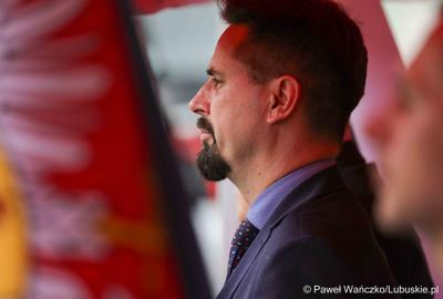 Uroczystość przekazania dla Ochotniczej Straży Pożarnej w Kargowej dwóch nowych samochodów. To pojazdy przystosowane do szerokiego zakresu działań ratowniczych, poszukiwawczych i gaśniczych.