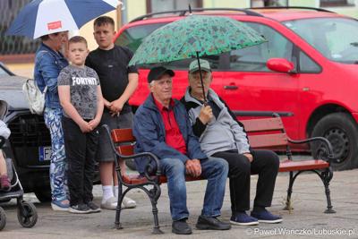 Uroczystość przekazania dla Ochotniczej Straży Pożarnej w Kargowej dwóch nowych samochodów. To pojazdy przystosowane do szerokiego zakresu działań ratowniczych, poszukiwawczych i gaśniczych.