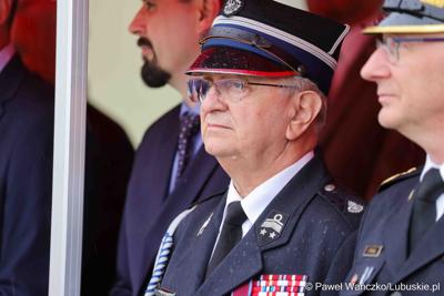 Uroczystość przekazania dla Ochotniczej Straży Pożarnej w Kargowej dwóch nowych samochodów. To pojazdy przystosowane do szerokiego zakresu działań ratowniczych, poszukiwawczych i gaśniczych.