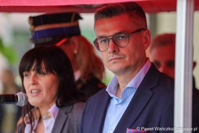 Uroczystość przekazania dla Ochotniczej Straży Pożarnej w Kargowej dwóch nowych samochodów. To pojazdy przystosowane do szerokiego zakresu działań ratowniczych, poszukiwawczych i gaśniczych.