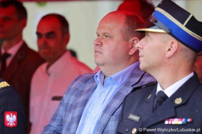 Uroczystość przekazania dla Ochotniczej Straży Pożarnej w Kargowej dwóch nowych samochodów. To pojazdy przystosowane do szerokiego zakresu działań ratowniczych, poszukiwawczych i gaśniczych.