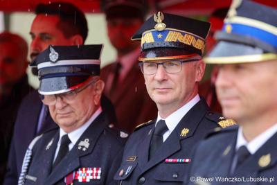 Uroczystość przekazania dla Ochotniczej Straży Pożarnej w Kargowej dwóch nowych samochodów. To pojazdy przystosowane do szerokiego zakresu działań ratowniczych, poszukiwawczych i gaśniczych.