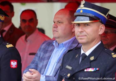 Uroczystość przekazania dla Ochotniczej Straży Pożarnej w Kargowej dwóch nowych samochodów. To pojazdy przystosowane do szerokiego zakresu działań ratowniczych, poszukiwawczych i gaśniczych.