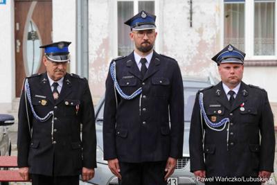 Uroczystość przekazania dla Ochotniczej Straży Pożarnej w Kargowej dwóch nowych samochodów. To pojazdy przystosowane do szerokiego zakresu działań ratowniczych, poszukiwawczych i gaśniczych.