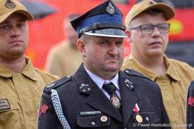 Uroczystość przekazania dla Ochotniczej Straży Pożarnej w Kargowej dwóch nowych samochodów. To pojazdy przystosowane do szerokiego zakresu działań ratowniczych, poszukiwawczych i gaśniczych.