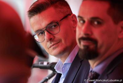 Uroczystość przekazania dla Ochotniczej Straży Pożarnej w Kargowej dwóch nowych samochodów. To pojazdy przystosowane do szerokiego zakresu działań ratowniczych, poszukiwawczych i gaśniczych.