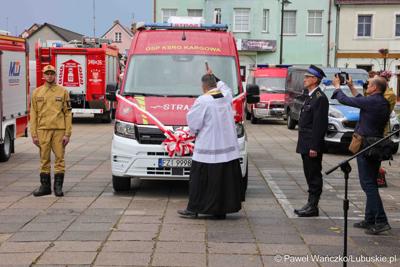 Uroczystość przekazania dla Ochotniczej Straży Pożarnej w Kargowej dwóch nowych samochodów. To pojazdy przystosowane do szerokiego zakresu działań ratowniczych, poszukiwawczych i gaśniczych.