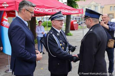 Uroczystość przekazania dla Ochotniczej Straży Pożarnej w Kargowej dwóch nowych samochodów. To pojazdy przystosowane do szerokiego zakresu działań ratowniczych, poszukiwawczych i gaśniczych.