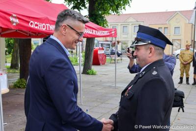 Uroczystość przekazania dla Ochotniczej Straży Pożarnej w Kargowej dwóch nowych samochodów. To pojazdy przystosowane do szerokiego zakresu działań ratowniczych, poszukiwawczych i gaśniczych.