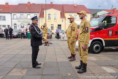 Uroczystość przekazania dla Ochotniczej Straży Pożarnej w Kargowej dwóch nowych samochodów. To pojazdy przystosowane do szerokiego zakresu działań ratowniczych, poszukiwawczych i gaśniczych.