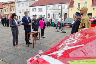 Uroczystość przekazania dla Ochotniczej Straży Pożarnej w Kargowej dwóch nowych samochodów. To pojazdy przystosowane do szerokiego zakresu działań ratowniczych, poszukiwawczych i gaśniczych.
