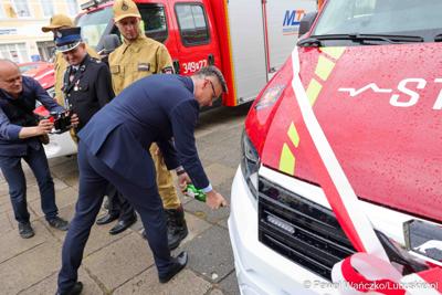 Uroczystość przekazania dla Ochotniczej Straży Pożarnej w Kargowej dwóch nowych samochodów. To pojazdy przystosowane do szerokiego zakresu działań ratowniczych, poszukiwawczych i gaśniczych.