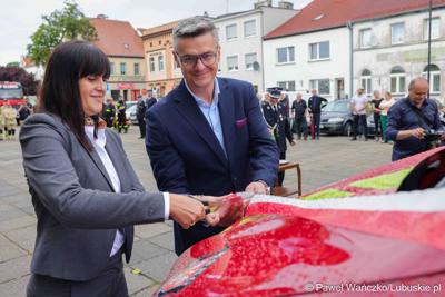 Uroczystość przekazania dla Ochotniczej Straży Pożarnej w Kargowej dwóch nowych samochodów. To pojazdy przystosowane do szerokiego zakresu działań ratowniczych, poszukiwawczych i gaśniczych.