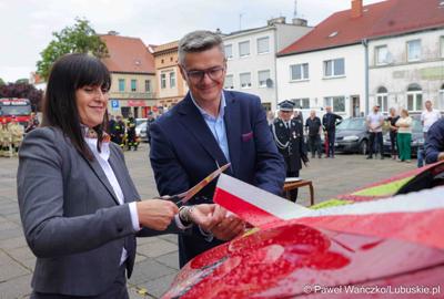 Uroczystość przekazania dla Ochotniczej Straży Pożarnej w Kargowej dwóch nowych samochodów. To pojazdy przystosowane do szerokiego zakresu działań ratowniczych, poszukiwawczych i gaśniczych.