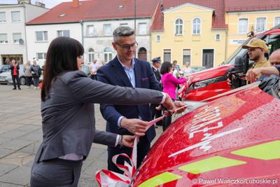 Uroczystość przekazania dla Ochotniczej Straży Pożarnej w Kargowej dwóch nowych samochodów. To pojazdy przystosowane do szerokiego zakresu działań ratowniczych, poszukiwawczych i gaśniczych.