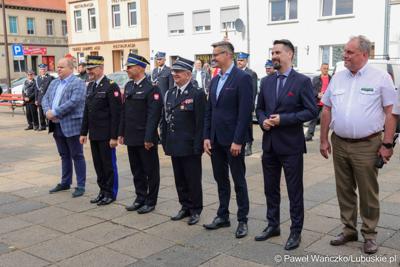 Uroczystość przekazania dla Ochotniczej Straży Pożarnej w Kargowej dwóch nowych samochodów. To pojazdy przystosowane do szerokiego zakresu działań ratowniczych, poszukiwawczych i gaśniczych.