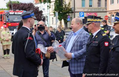 Uroczystość przekazania dla Ochotniczej Straży Pożarnej w Kargowej dwóch nowych samochodów. To pojazdy przystosowane do szerokiego zakresu działań ratowniczych, poszukiwawczych i gaśniczych.