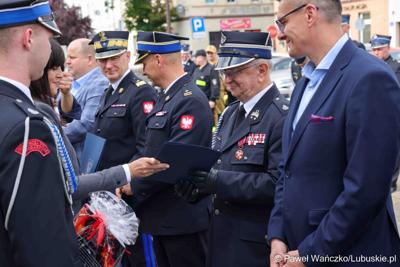 Uroczystość przekazania dla Ochotniczej Straży Pożarnej w Kargowej dwóch nowych samochodów. To pojazdy przystosowane do szerokiego zakresu działań ratowniczych, poszukiwawczych i gaśniczych.