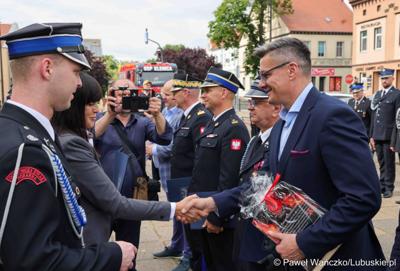 Uroczystość przekazania dla Ochotniczej Straży Pożarnej w Kargowej dwóch nowych samochodów. To pojazdy przystosowane do szerokiego zakresu działań ratowniczych, poszukiwawczych i gaśniczych.