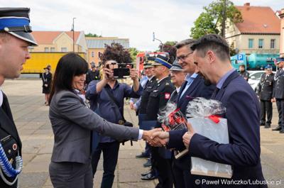 Uroczystość przekazania dla Ochotniczej Straży Pożarnej w Kargowej dwóch nowych samochodów. To pojazdy przystosowane do szerokiego zakresu działań ratowniczych, poszukiwawczych i gaśniczych.