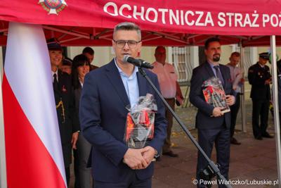 Uroczystość przekazania dla Ochotniczej Straży Pożarnej w Kargowej dwóch nowych samochodów. To pojazdy przystosowane do szerokiego zakresu działań ratowniczych, poszukiwawczych i gaśniczych.