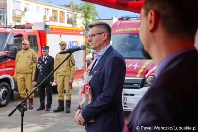 Uroczystość przekazania dla Ochotniczej Straży Pożarnej w Kargowej dwóch nowych samochodów. To pojazdy przystosowane do szerokiego zakresu działań ratowniczych, poszukiwawczych i gaśniczych.