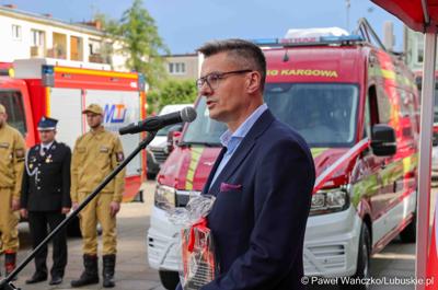 Uroczystość przekazania dla Ochotniczej Straży Pożarnej w Kargowej dwóch nowych samochodów. To pojazdy przystosowane do szerokiego zakresu działań ratowniczych, poszukiwawczych i gaśniczych.