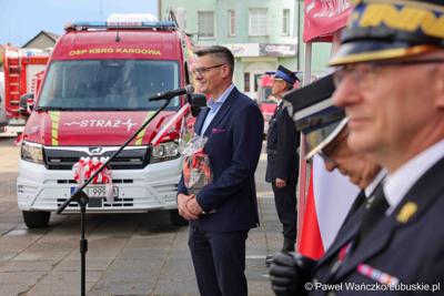 Uroczystość przekazania dla Ochotniczej Straży Pożarnej w Kargowej dwóch nowych samochodów. To pojazdy przystosowane do szerokiego zakresu działań ratowniczych, poszukiwawczych i gaśniczych.
