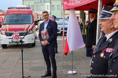 Uroczystość przekazania dla Ochotniczej Straży Pożarnej w Kargowej dwóch nowych samochodów. To pojazdy przystosowane do szerokiego zakresu działań ratowniczych, poszukiwawczych i gaśniczych.