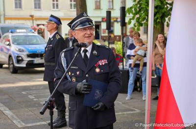 Uroczystość przekazania dla Ochotniczej Straży Pożarnej w Kargowej dwóch nowych samochodów. To pojazdy przystosowane do szerokiego zakresu działań ratowniczych, poszukiwawczych i gaśniczych.