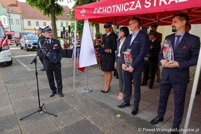 Uroczystość przekazania dla Ochotniczej Straży Pożarnej w Kargowej dwóch nowych samochodów. To pojazdy przystosowane do szerokiego zakresu działań ratowniczych, poszukiwawczych i gaśniczych.