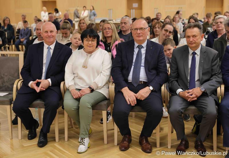 Uroczystość podsumowująca konkursy i wręczenie nagród laureatom etapów wojewódzkich i osób wyróżnionych w XV edycji  ogólnopolskiego Konkursu Plastycznego dla dzieci „Wioski bez troski” oraz VI edycji Ogólnopolskiego Konkursu dla Dzieci na Rymowankę o Bezpieczeństwie w Gospodarstwie Rolnym pod hasłem „Wioski bez troski”.