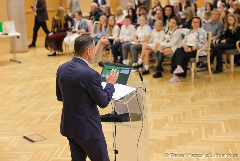 Uroczystość podsumowująca konkursy i wręczenie nagród laureatom etapów wojewódzkich i osób wyróżnionych w XV edycji  ogólnopolskiego Konkursu Plastycznego dla dzieci „Wioski bez troski” oraz VI edycji Ogólnopolskiego Konkursu dla Dzieci na Rymowankę o Bezpieczeństwie w Gospodarstwie Rolnym pod hasłem „Wioski bez troski”.