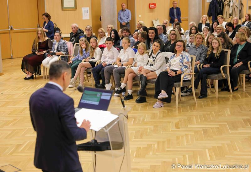 Uroczystość podsumowująca konkursy i wręczenie nagród laureatom etapów wojewódzkich i osób wyróżnionych w XV edycji  ogólnopolskiego Konkursu Plastycznego dla dzieci „Wioski bez troski” oraz VI edycji Ogólnopolskiego Konkursu dla Dzieci na Rymowankę o Bezpieczeństwie w Gospodarstwie Rolnym pod hasłem „Wioski bez troski”.