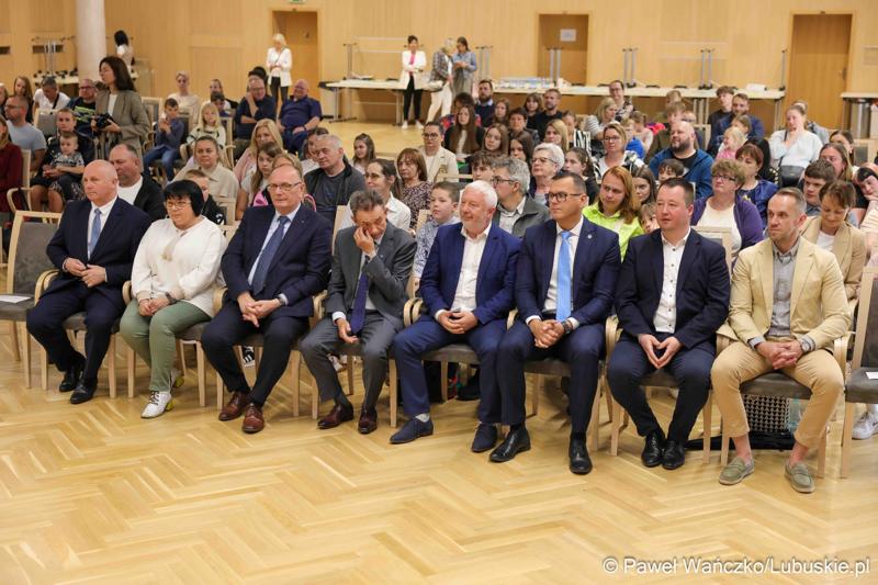 Uroczystość podsumowująca konkursy i wręczenie nagród laureatom etapów wojewódzkich i osób wyróżnionych w XV edycji  ogólnopolskiego Konkursu Plastycznego dla dzieci „Wioski bez troski” oraz VI edycji Ogólnopolskiego Konkursu dla Dzieci na Rymowankę o Bezpieczeństwie w Gospodarstwie Rolnym pod hasłem „Wioski bez troski”.
