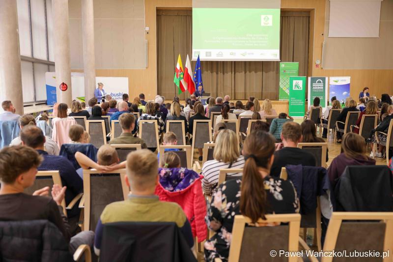 Uroczystość podsumowująca konkursy i wręczenie nagród laureatom etapów wojewódzkich i osób wyróżnionych w XV edycji  ogólnopolskiego Konkursu Plastycznego dla dzieci „Wioski bez troski” oraz VI edycji Ogólnopolskiego Konkursu dla Dzieci na Rymowankę o Bezpieczeństwie w Gospodarstwie Rolnym pod hasłem „Wioski bez troski”.