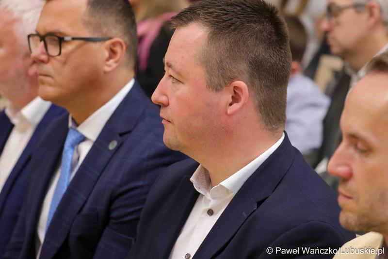 Uroczystość podsumowująca konkursy i wręczenie nagród laureatom etapów wojewódzkich i osób wyróżnionych w XV edycji  ogólnopolskiego Konkursu Plastycznego dla dzieci „Wioski bez troski” oraz VI edycji Ogólnopolskiego Konkursu dla Dzieci na Rymowankę o Bezpieczeństwie w Gospodarstwie Rolnym pod hasłem „Wioski bez troski”.