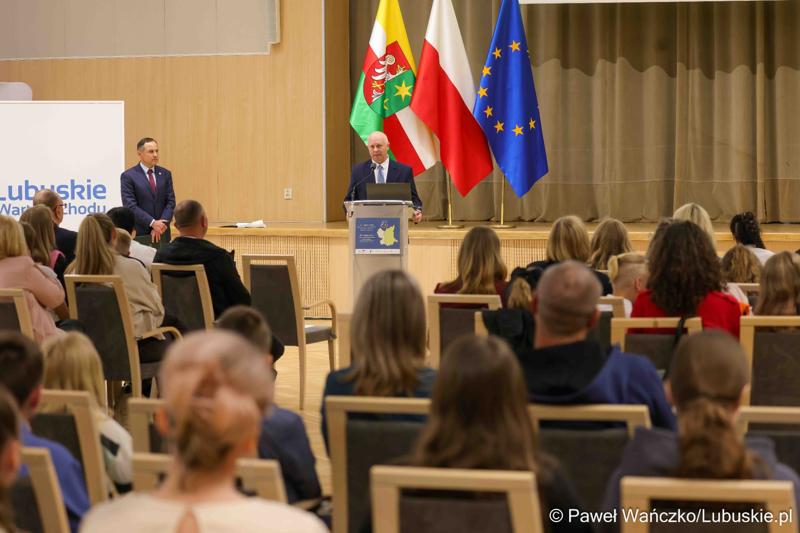 Uroczystość podsumowująca konkursy i wręczenie nagród laureatom etapów wojewódzkich i osób wyróżnionych w XV edycji  ogólnopolskiego Konkursu Plastycznego dla dzieci „Wioski bez troski” oraz VI edycji Ogólnopolskiego Konkursu dla Dzieci na Rymowankę o Bezpieczeństwie w Gospodarstwie Rolnym pod hasłem „Wioski bez troski”.