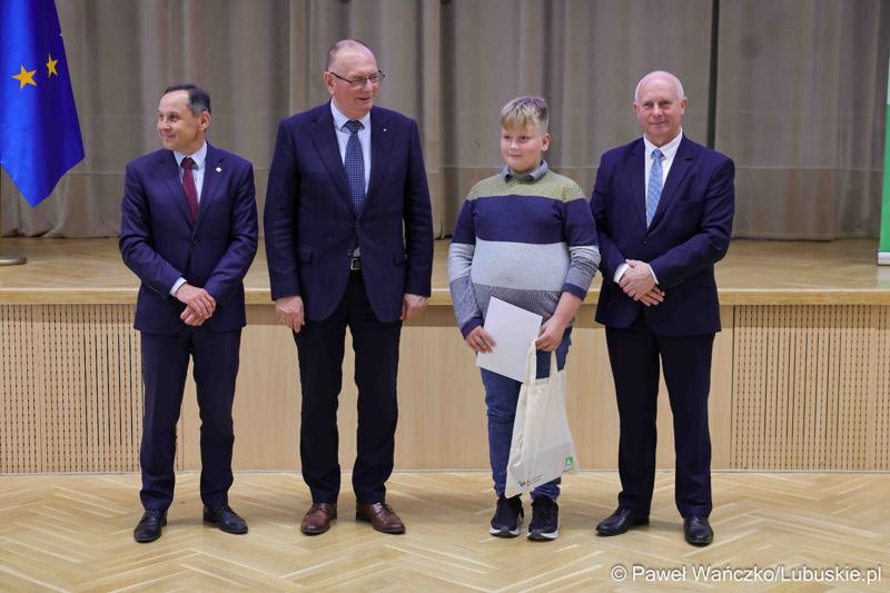 Uroczystość podsumowująca konkursy i wręczenie nagród laureatom etapów wojewódzkich i osób wyróżnionych w XV edycji  ogólnopolskiego Konkursu Plastycznego dla dzieci „Wioski bez troski” oraz VI edycji Ogólnopolskiego Konkursu dla Dzieci na Rymowankę o Bezpieczeństwie w Gospodarstwie Rolnym pod hasłem „Wioski bez troski”.