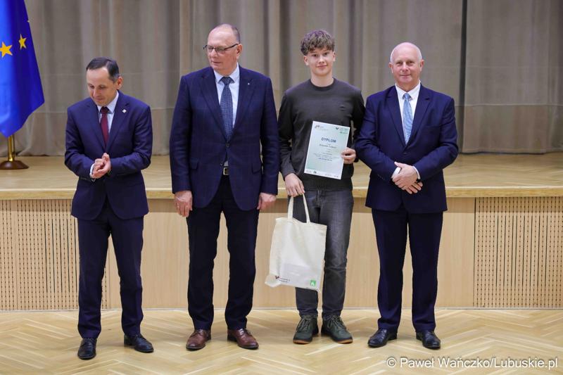 Uroczystość podsumowująca konkursy i wręczenie nagród laureatom etapów wojewódzkich i osób wyróżnionych w XV edycji  ogólnopolskiego Konkursu Plastycznego dla dzieci „Wioski bez troski” oraz VI edycji Ogólnopolskiego Konkursu dla Dzieci na Rymowankę o Bezpieczeństwie w Gospodarstwie Rolnym pod hasłem „Wioski bez troski”.