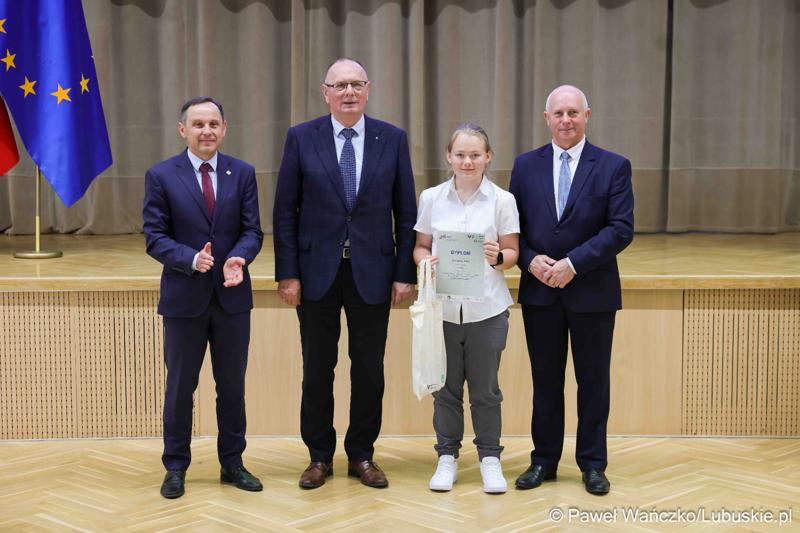 Uroczystość podsumowująca konkursy i wręczenie nagród laureatom etapów wojewódzkich i osób wyróżnionych w XV edycji  ogólnopolskiego Konkursu Plastycznego dla dzieci „Wioski bez troski” oraz VI edycji Ogólnopolskiego Konkursu dla Dzieci na Rymowankę o Bezpieczeństwie w Gospodarstwie Rolnym pod hasłem „Wioski bez troski”.
