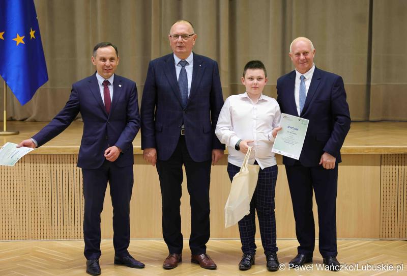 Uroczystość podsumowująca konkursy i wręczenie nagród laureatom etapów wojewódzkich i osób wyróżnionych w XV edycji  ogólnopolskiego Konkursu Plastycznego dla dzieci „Wioski bez troski” oraz VI edycji Ogólnopolskiego Konkursu dla Dzieci na Rymowankę o Bezpieczeństwie w Gospodarstwie Rolnym pod hasłem „Wioski bez troski”.