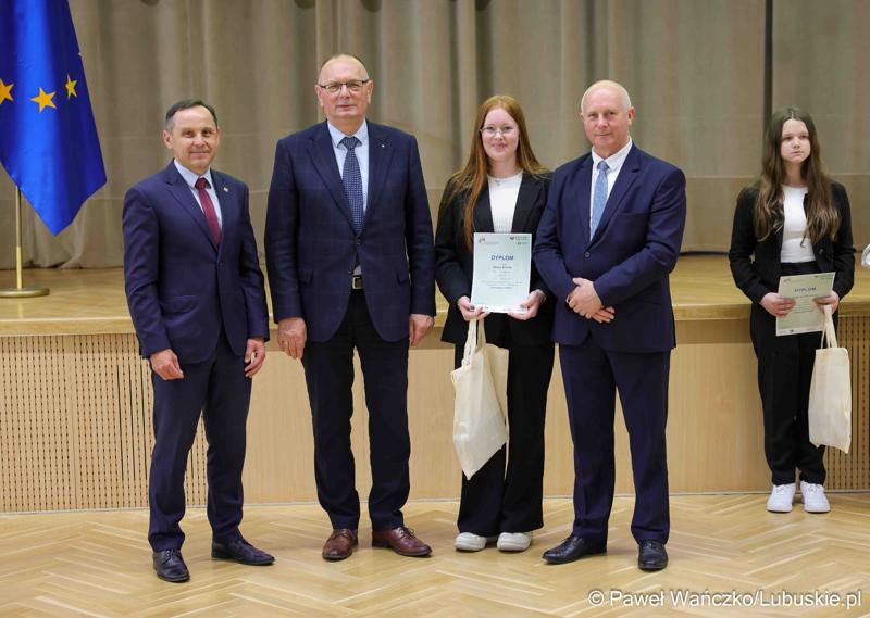 Uroczystość podsumowująca konkursy i wręczenie nagród laureatom etapów wojewódzkich i osób wyróżnionych w XV edycji  ogólnopolskiego Konkursu Plastycznego dla dzieci „Wioski bez troski” oraz VI edycji Ogólnopolskiego Konkursu dla Dzieci na Rymowankę o Bezpieczeństwie w Gospodarstwie Rolnym pod hasłem „Wioski bez troski”.