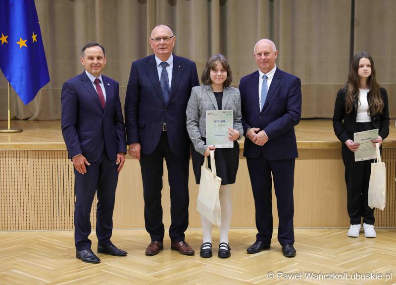 Uroczystość podsumowująca konkursy i wręczenie nagród laureatom etapów wojewódzkich i osób wyróżnionych w XV edycji  ogólnopolskiego Konkursu Plastycznego dla dzieci „Wioski bez troski” oraz VI edycji Ogólnopolskiego Konkursu dla Dzieci na Rymowankę o Bezpieczeństwie w Gospodarstwie Rolnym pod hasłem „Wioski bez troski”.