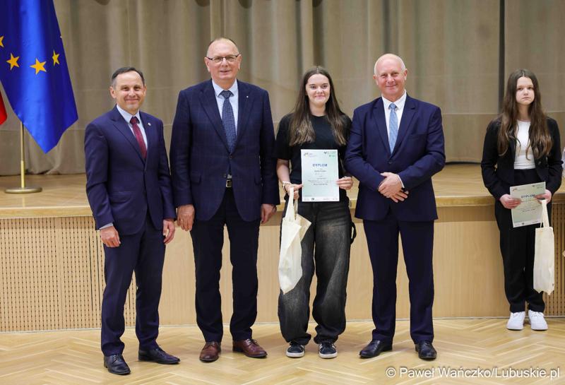 Uroczystość podsumowująca konkursy i wręczenie nagród laureatom etapów wojewódzkich i osób wyróżnionych w XV edycji  ogólnopolskiego Konkursu Plastycznego dla dzieci „Wioski bez troski” oraz VI edycji Ogólnopolskiego Konkursu dla Dzieci na Rymowankę o Bezpieczeństwie w Gospodarstwie Rolnym pod hasłem „Wioski bez troski”.