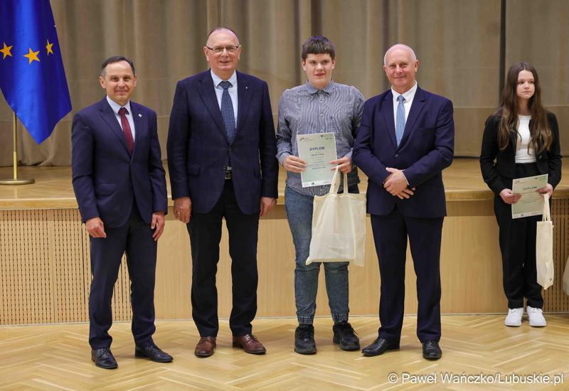Uroczystość podsumowująca konkursy i wręczenie nagród laureatom etapów wojewódzkich i osób wyróżnionych w XV edycji  ogólnopolskiego Konkursu Plastycznego dla dzieci „Wioski bez troski” oraz VI edycji Ogólnopolskiego Konkursu dla Dzieci na Rymowankę o Bezpieczeństwie w Gospodarstwie Rolnym pod hasłem „Wioski bez troski”.