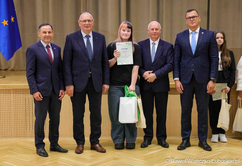 Uroczystość podsumowująca konkursy i wręczenie nagród laureatom etapów wojewódzkich i osób wyróżnionych w XV edycji  ogólnopolskiego Konkursu Plastycznego dla dzieci „Wioski bez troski” oraz VI edycji Ogólnopolskiego Konkursu dla Dzieci na Rymowankę o Bezpieczeństwie w Gospodarstwie Rolnym pod hasłem „Wioski bez troski”.
