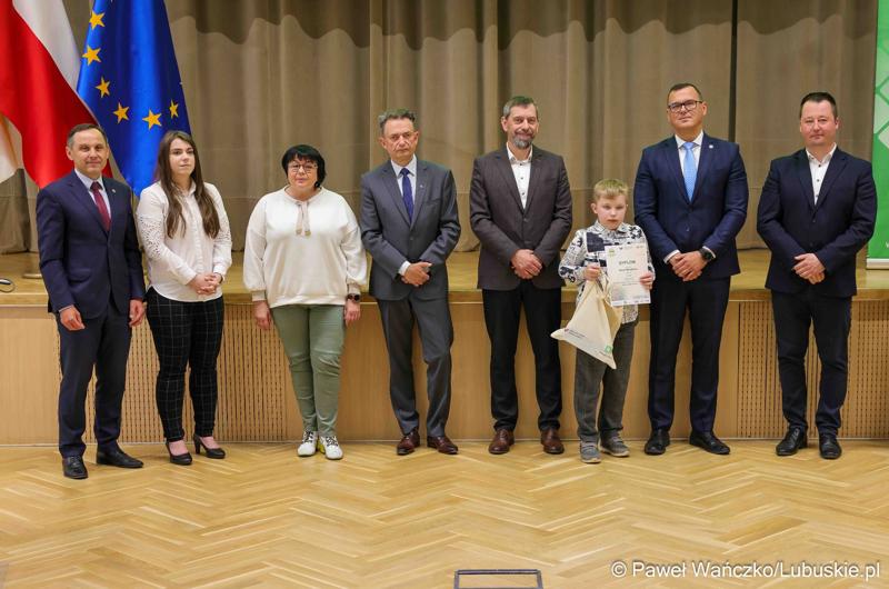 Uroczystość podsumowująca konkursy i wręczenie nagród laureatom etapów wojewódzkich i osób wyróżnionych w XV edycji  ogólnopolskiego Konkursu Plastycznego dla dzieci „Wioski bez troski” oraz VI edycji Ogólnopolskiego Konkursu dla Dzieci na Rymowankę o Bezpieczeństwie w Gospodarstwie Rolnym pod hasłem „Wioski bez troski”.