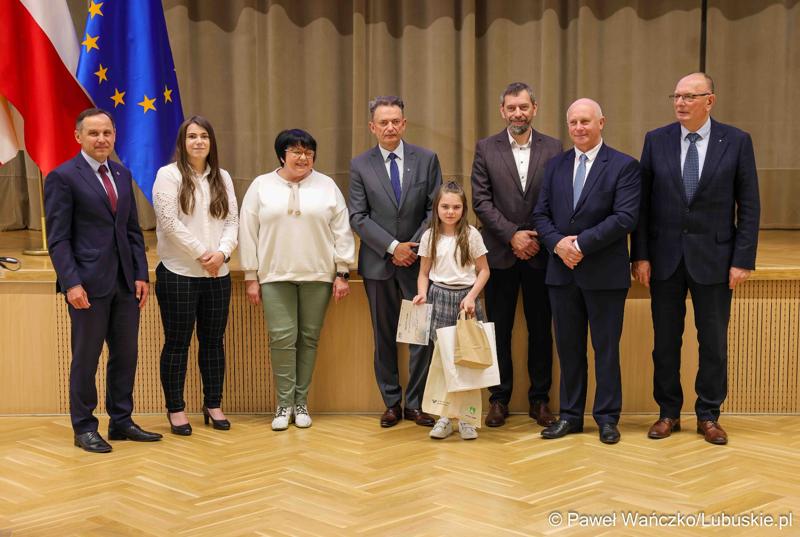 Uroczystość podsumowująca konkursy i wręczenie nagród laureatom etapów wojewódzkich i osób wyróżnionych w XV edycji  ogólnopolskiego Konkursu Plastycznego dla dzieci „Wioski bez troski” oraz VI edycji Ogólnopolskiego Konkursu dla Dzieci na Rymowankę o Bezpieczeństwie w Gospodarstwie Rolnym pod hasłem „Wioski bez troski”.